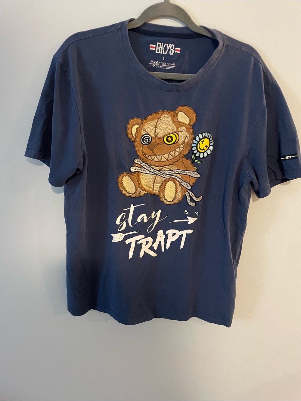 Mens’s Navy 'Stay Trapt' Teddy Graphic Tee size 8